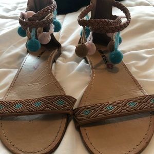 Pom pom sandals